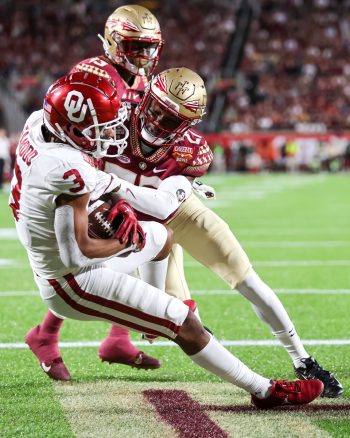Oklahoma Sooners wide receiver JALIL FAROOQ (3) catches the ball for a touchdown attempt during the 2022 NCAA Cheez-It Bowl game between the Florida State Seminoles and Oklahoma Sooners at Camping World Stadium  in Orlando, FL on December 29, 2022.