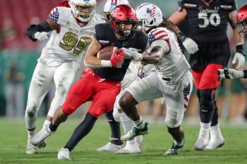 Tampa, FL - November 12: Cincinnati Bearcats running back Ethan Wright (4) runs the ball during a college football game between South Florida Bulls and Cincinnati Bearcats played on November 12, 2021 at Raymond James Stadium in Tampa, FL. (Photo credit: Cory Knowlton/Sportscene Media)