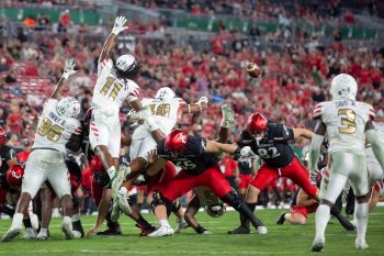 Tampa, FL - November 12: South Florida Bulls linebacker Dwayne Boyles (11) attempts a block during a college football game between South Florida Bulls and Cincinnati Bearcats played on November 12, 2021 at Raymond James Stadium in Tampa, FL. (Photo credit: Cory Knowlton/Sportscene Media)